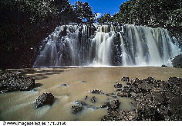 Wasserfall  der einen Nebenfluss mit dem Rio Parana (Parana-Fluss) verbindet  in der Nähe von Puerto Iguazu  Provinz Misiones  Argentinien