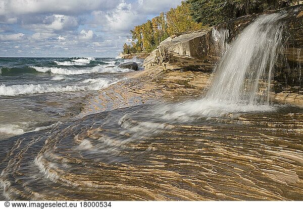 Wasserfall  der in einen Süßwassersee fließt  Lake Superior  Picture Rocks N. P. Upper Peninsula  Michigan (U.) S. A. Oktober
