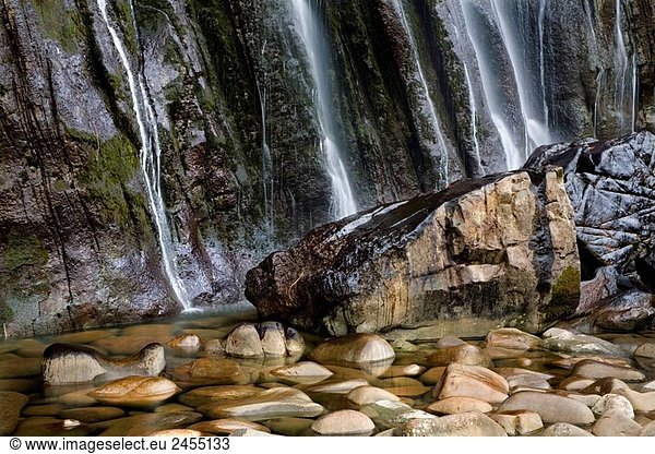 Wasserfall in Ason Fluss entspringt  Collados del Ason Naturpark  Kantabrien  Spanien