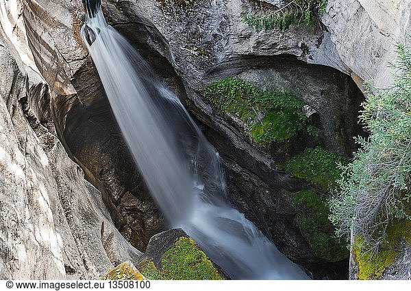 Wasserfall in einer Schlucht  Maligne Canyon  Maligne Valley  Jasper National Park National Park  Kanadische Rocky Mountains  Alberta  Kanada  Nordamerika