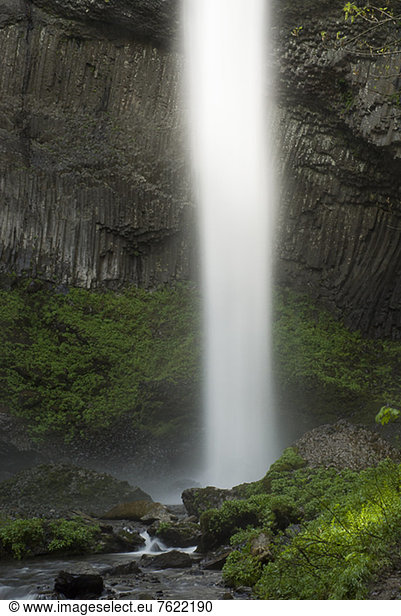 Wasserfall in felsiger ländlicher Landschaft