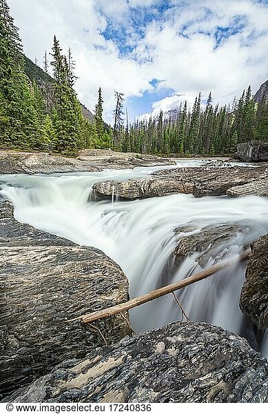 Wasserfall  Langzeitbelichtung  Natural Bridge Lower Falls  Rocky Mountains  Yoho National Park  Provinz Alberta  Kanada  Nordamerika