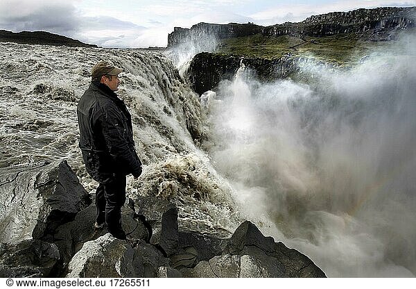 Wasserfall  Mann  Gischt  Abbruchkante  Dettifoss  Nordisland  Hochland  Island  Europa