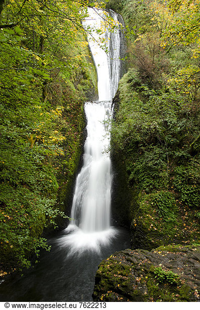 Wasserfall rauscht über felsige Hänge