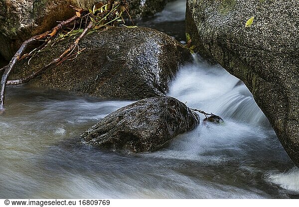 Wasserfall und Felsen am Fluss Iruelas. Sierra de Gredos. Avila. Spanien. Europa.