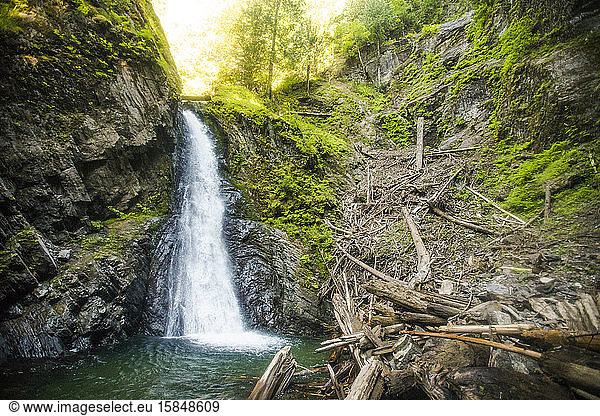Wasserfall und Rutschtrümmer im Frost Creek Canyon  Kanada  vor Christus.