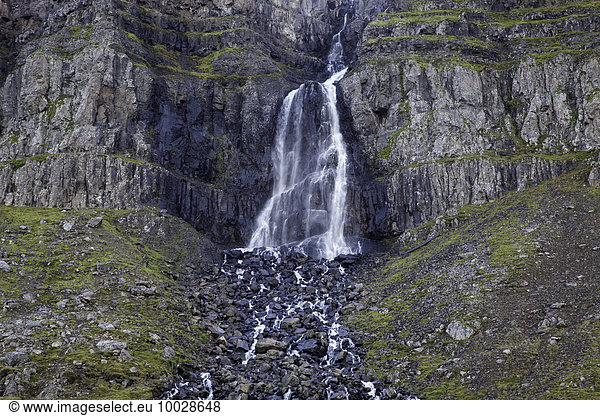 Wasserfall zwischen Klippen  Djupavik  Westfjorde  Island
