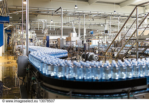 Wasserflaschen auf Förderband in der Industrie