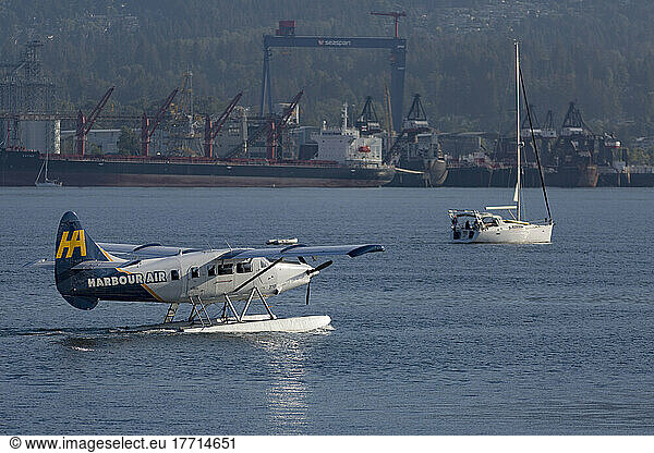 Wasserflugzeug und Segelboot im Hafen von Vancouver; Vancouver  British Columbia  Kanada