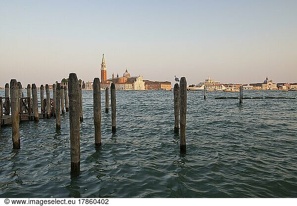 Wasserfont mit der Insel San Giorgio  Venedig  Venetien  Adria  Norditalien  Italien  Europa