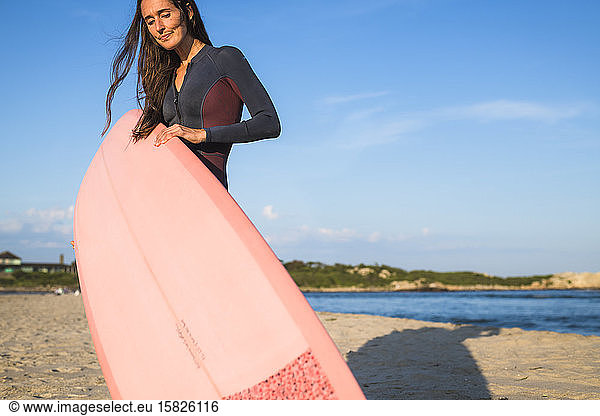Wasserfrau bewundert ihr neues Surfbrett