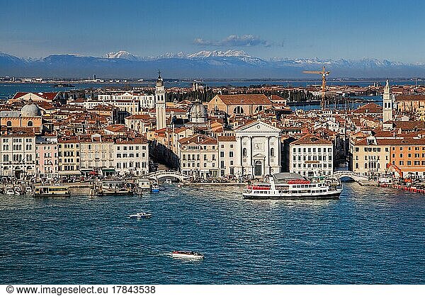 Wasserfront der Stadt vor der Alpenkette  Venedig  Venetien  Adria  Norditalien  Italien  Europa