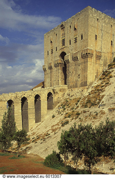 Wassergraben  Turm und Haupteingang Tor  The Citadel  Aleppo  UNESCO Weltkulturerbe  Syrien  Naher Osten