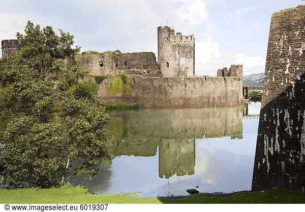 Wassergraben und wichtigsten Torhaus  Caerphilly Castle aus dem 13. Jahrhundert  Mid Glamorgan  Wales  Vereinigtes Königreich  Europa