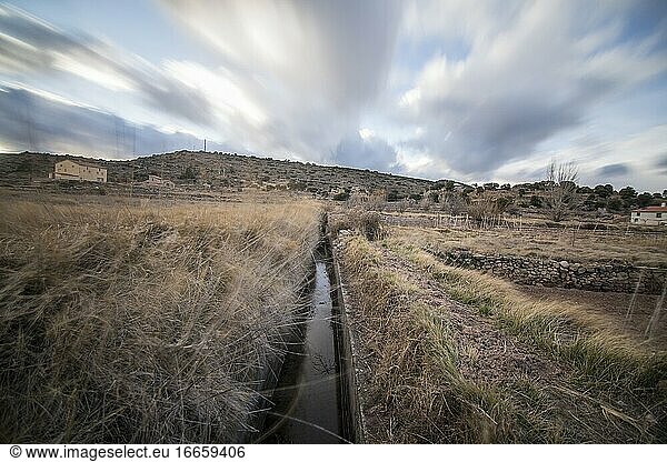 Wasserkanal Mora de Rubielos ist ein mittelalterliches Dorf in den Gudar-Bergen in Teruel  Aragonien  Spanien.