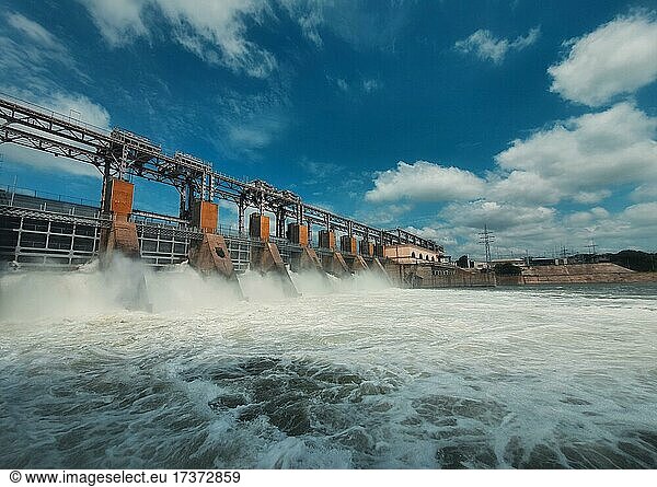 Wasserkraftwerk am Fluss Nistru in Dubasari (Dubossary)  Transnistrien  Moldawien. Wasserkraftwerk  Staudamm  erneuerbare elektrische Energiequelle  Industriekonzept. Globale Umweltprobleme