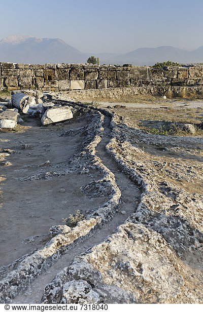 Wasserleitsystem in der antiken Ausgrabungsstätte Hierapolis  Hieropolis  bei Pamukkale  Denizli  Westtürkei  Türkei  Asien