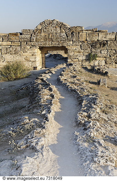 Wasserleitsystem in der antiken Ausgrabungsstätte Hierapolis  hinten das byzantinische Tor  bei Pamukkale  Denizli  Westtürkei  Türkei  Asien