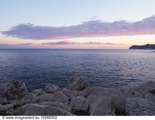 Wasserrand Felsen Sonnenuntergang Meer Fokus auf den Vordergrund Fokus auf dem Vordergrund Balearen Balearische Inseln Mallorca Spanien