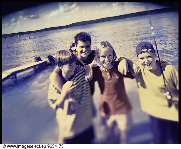 Wasserrand Jugendlicher lachen See Sommerurlaub