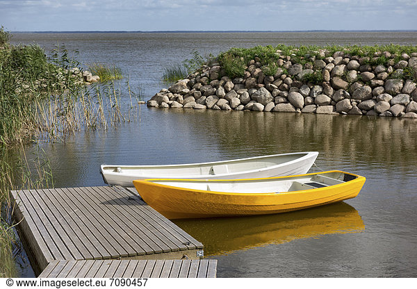 Wasserrand klein See Boot vertäut 2 Rudern Estland Meeresarm