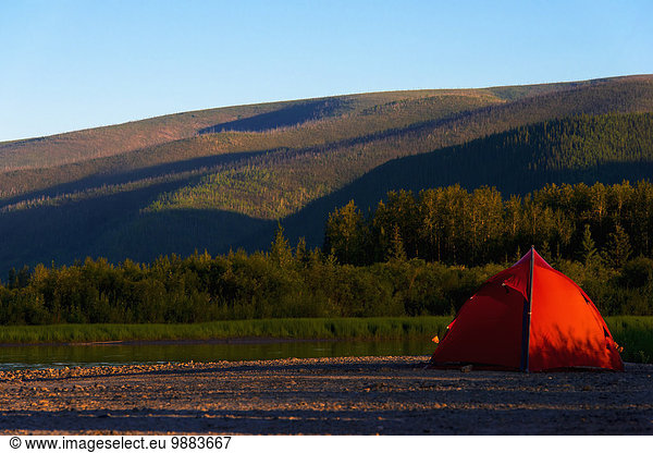 Wasserrand Zelt Fluss rot Dawson City Kanada Yukon