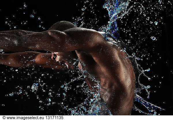 Wasserspritzer auf schreienden Athleten