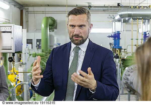 Wasserstoff gilt als Energieträger der Zukunft und Schlüsseltechnologie  mit der die sächsische Wirtschaft zukunftsfähig und erfolgreich bleibt. Das Industrieland Sachsen benötigt auf Basis erneuerbarer Energien hergestellten grünen Wasserstoff  um die Stahl- oder Chemieindustrie klimaneutral umzubauen. Mit einem Wasserstoff-Thementag am Gründonnerstag verleiht Sachsens Wirtschaftsminister Martin Dulig der Thematik Nachdruck