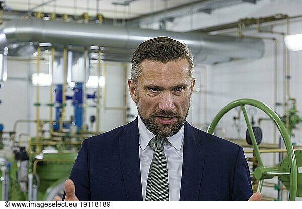 Wasserstoff gilt als Energieträger der Zukunft und Schlüsseltechnologie  mit der die sächsische Wirtschaft zukunftsfähig und erfolgreich bleibt. Das Industrieland Sachsen benötigt auf Basis erneuerbarer Energien hergestellten grünen Wasserstoff  um die Stahl- oder Chemieindustrie klimaneutral umzubauen. Mit einem Wasserstoff-Thementag am Gründonnerstag verleiht Sachsens Wirtschaftsminister Martin Dulig der Thematik Nachdruck