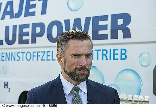 Wasserstoff gilt als Energieträger der Zukunft und Schlüsseltechnologie  mit der die sächsische Wirtschaft zukunftsfähig und erfolgreich bleibt. Das Industrieland Sachsen benötigt auf Basis erneuerbarer Energien hergestellten grünen Wasserstoff  um die Stahl- oder Chemieindustrie klimaneutral umzubauen. Mit einem Wasserstoff-Thementag verlieh Sachsens Wirtschaftsminister Martin Dulig der Thematik Nachdruck. Kehrmaschinenhersteller FAUN Viatec GmbH