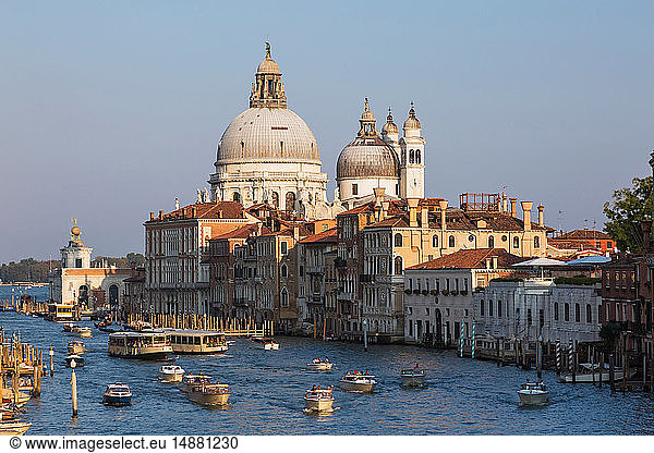 Wassertaxis und Vaporettos auf dem Canal Grande  Palastgebäude im Renaissance-Architekturstil  Basilika Santa Maria della Salute  Dorsoduro  Venedig  Venetien  Italien