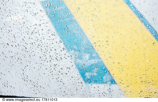 Wassertropfen auf dem Fenster auf Glas Hintergrund  Nahaufnahme von Wassertropfen auf Glas in einem regnerischen Tag  Makro von Wassertropfen auf den Fenstern