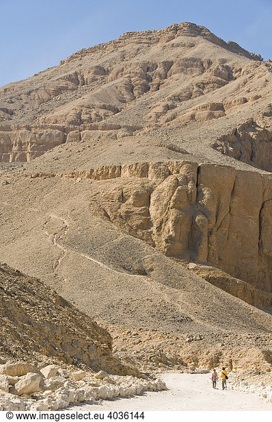 Weg zum Grab des Eje im Westtal zwei Touristenkinder Tal der Könige Theben West Luxor Ägypten Afrika