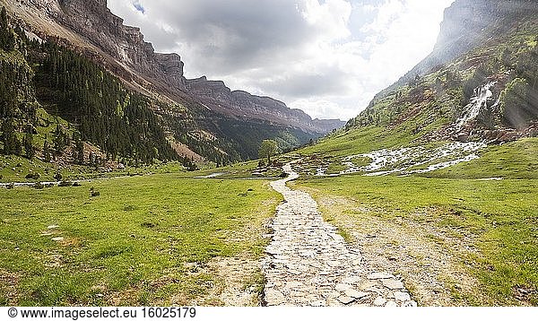 Weg zum Nationalpark Ordea-Monte Perdido in den Pyrenäen von Huesca. Aragonien  Spanien.