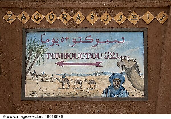 Wegweiser 'Tombouctou 52 Tage' in Wüstenstadt  Zagora  Sahara  Marokko  Mai  Afrika