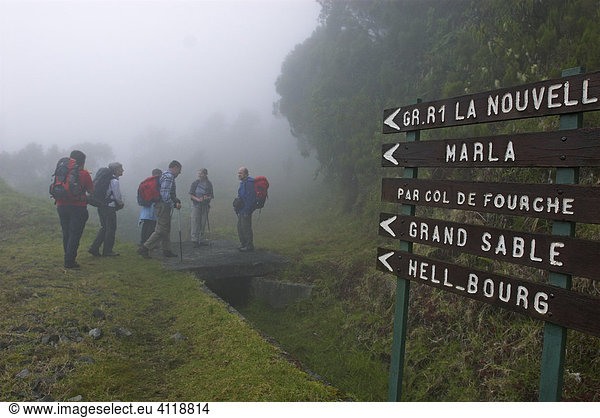 Wegweiser und Wanderer im Nebel im Vulkankessel Cirque de Salazie  Insel La Reunion  Frankreich  Afrika