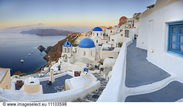 Weiße Häuser und blaue Kuppeln der Kirchen dominieren das Ägäische Meer  Oia  Santorin  Kykladen  Griechische Inseln  Griechenland  Europa