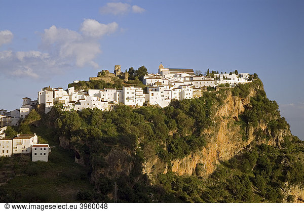 Weiße Häuser und das Schloss von Casares im sanften Abendlicht  Andalusien  Spanien  Europa