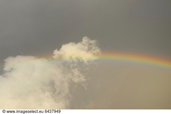 Weiße Kaltluftwolke mit Regenbogen