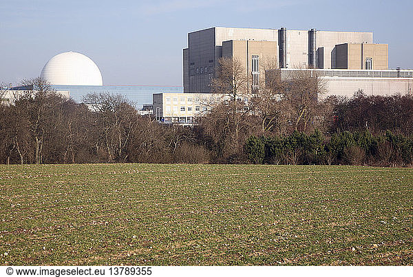 Weiße Kuppel von Sizewell B und das Rechteck des inzwischen stillgelegten Kernkraftwerks Sizewell A  Suffolk  England