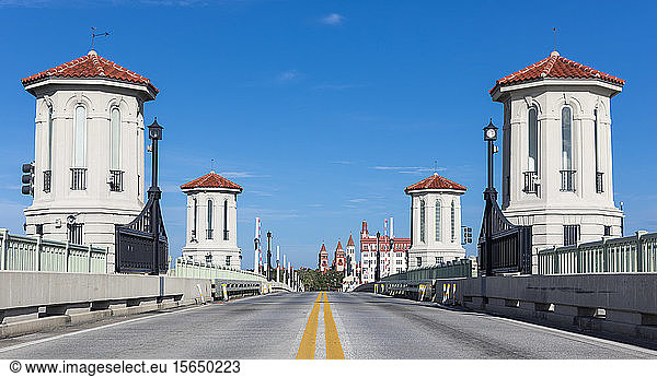 Weiße Türme an der Straße in Saint Augustine  Florida  USA