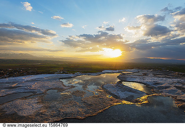 Weiße Travertinbecken bei Sonnenuntergang  Pamukkale  UNESCO-Weltkulturerbe  Anatolien  Türkei  Kleinasien  Eurasien
