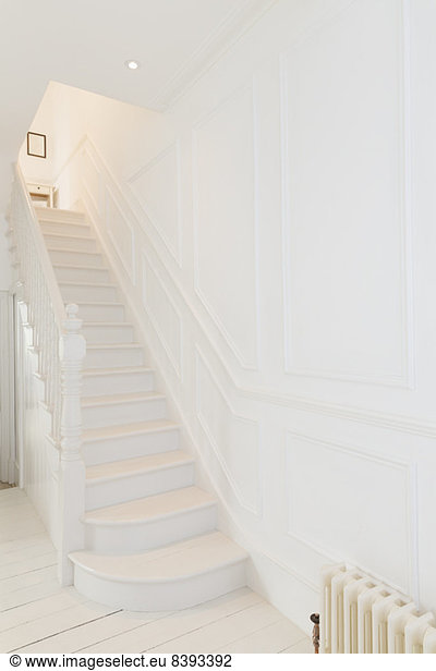 Weiße Treppe im modernen Haus