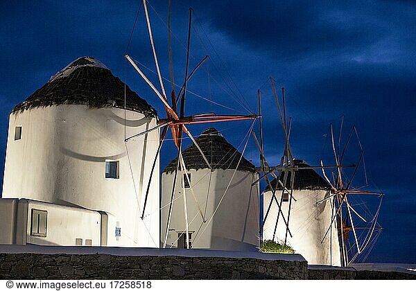 Weiße Windmühlen bei Abenddämmerung  Mykonos  Kykladen  Ägäis  Griechenland  Europa