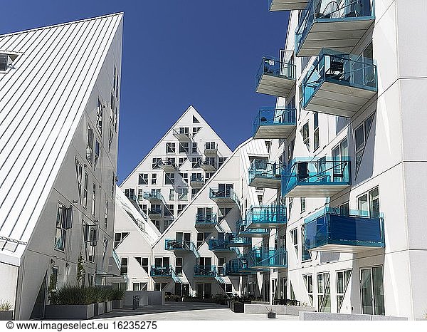 Weiße Wohnanlage mit türkisen Balkonen vor blauem Himmel  pyramidenförmige Gebäudeskulptur Isbjerget  Eisberg  moderne Architektur im Hafen  Aarhus  Jütland  Dänemark  Europa