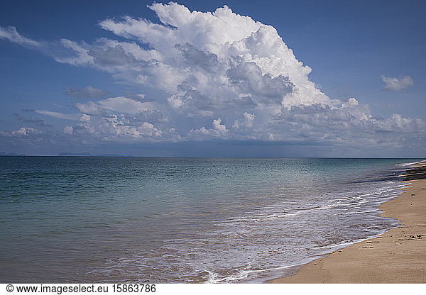 Weißer Sandstrand   Insel Koh Lanta  Thailand.