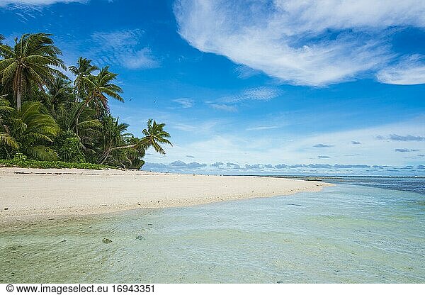 Weißer Sandstrand und türkisfarbenes Wasser  Marine Nationalpark  Tuvalu  Ozeanien