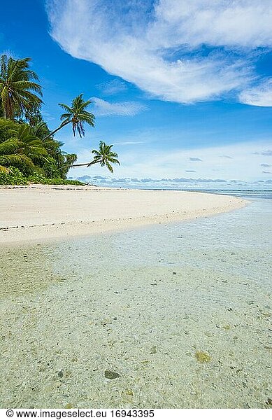 Weißer Sandstrand und türkisfarbenes Wasser  Marine Nationalpark  Tuvalu  Ozeanien