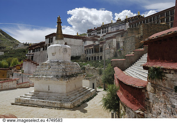 Weißer Stupa  Kloster Ganden bei Lhasa  Tibet  China  Asien