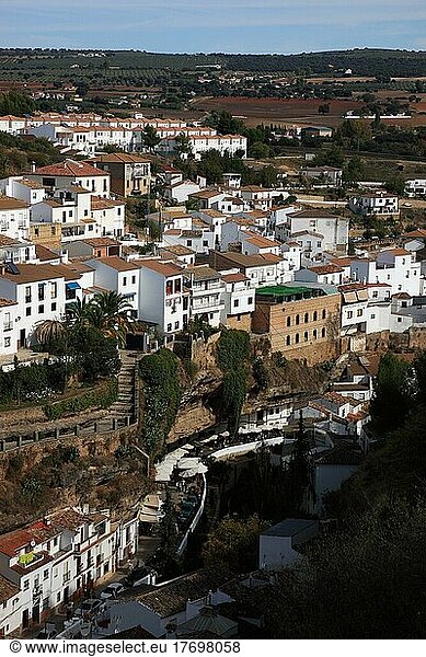 Weißes Dorf in der Sierra de Grazalema  Setenil de las Bodegas ist eine kleine Gemeinde zwischen Ronda und Olvera in der Provinz Cadiz  Altstadt  Andalusien  Spanien  Europa